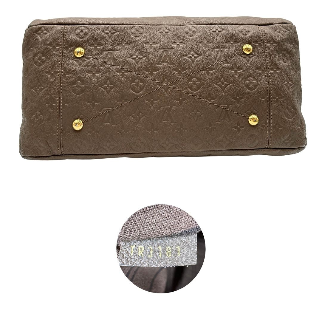 Base e codice di una borsa Artsy Louis Vuitton nella versione MM in una calda tonalità color nocciola, corredata, usata, originale, second hand, in ottime condizioni.