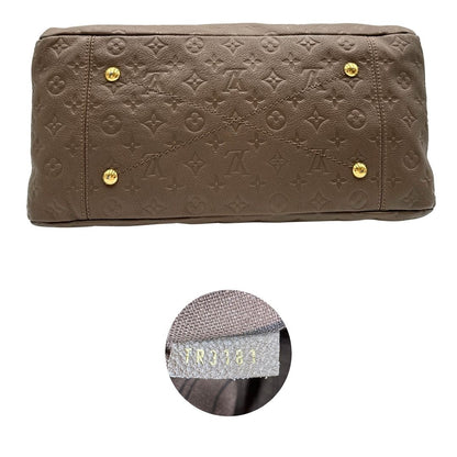 Base e codice di una borsa Artsy Louis Vuitton nella versione MM in una calda tonalità color nocciola, corredata, usata, originale, second hand, in ottime condizioni.