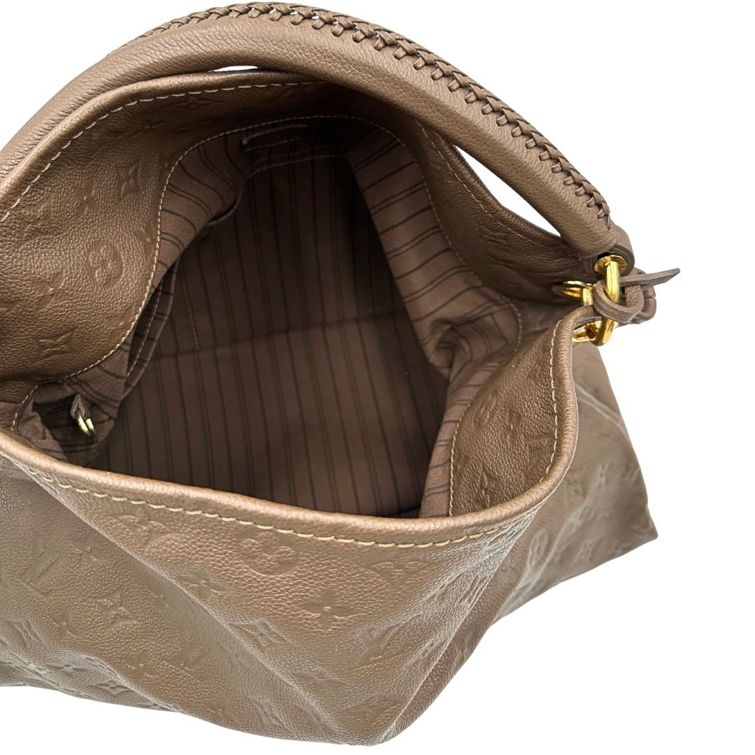 Interno di una borsa Artsy Louis Vuitton nella versione MM in una calda tonalità color nocciola, corredata, usata, originale, second hand, in ottime condizioni.