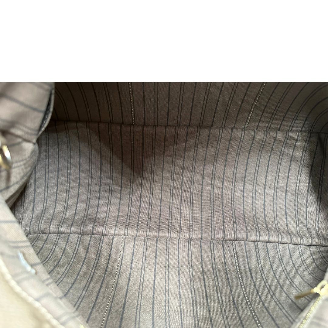 Interno di una borsa Artsy Louis Vuitton nella versione MM in una calda tonalità color nocciola, corredata, usata, originale, second hand, in ottime condizioni.