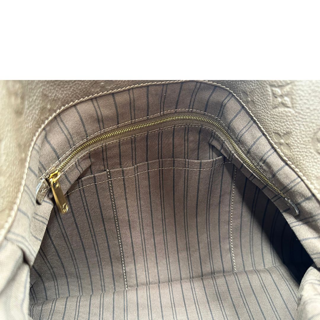 Interno di una borsa Artsy Louis Vuitton nella versione MM in una calda tonalità color nocciola, corredata, usata, originale, second hand, in ottime condizioni.