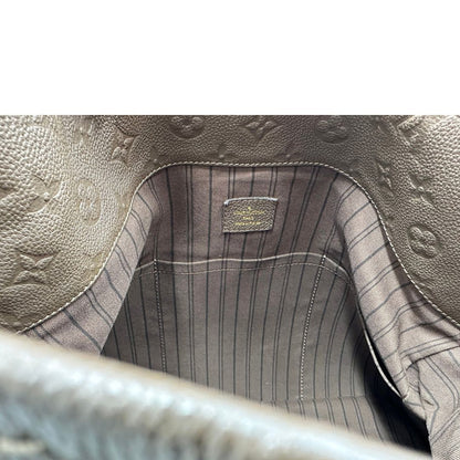 Interno di una borsa Artsy Louis Vuitton nella versione MM in una calda tonalità color nocciola, corredata, usata, originale, second hand, in ottime condizioni.