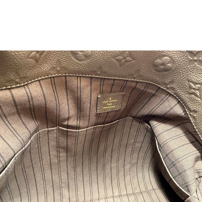 Interno di una borsa Artsy Louis Vuitton nella versione MM in una calda tonalità color nocciola, corredata, usata, originale, second hand, in ottime condizioni.