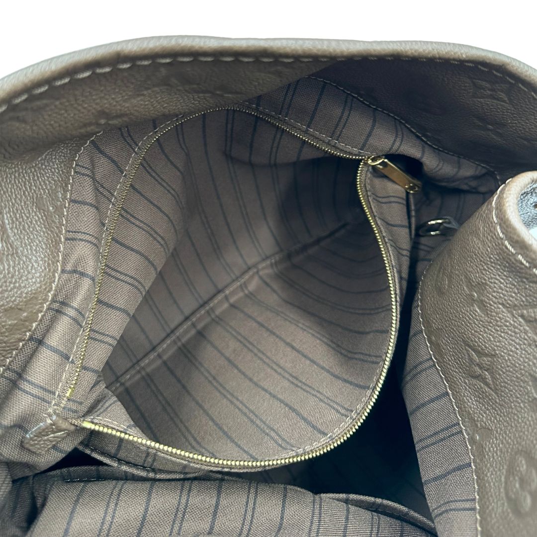 Interno di una borsa Artsy Louis Vuitton nella versione MM in una calda tonalità color nocciola, corredata, usata, originale, second hand, in ottime condizioni.