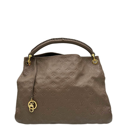 Front di una borsa Artsy Louis Vuitton nella versione MM in una calda tonalità color nocciola, corredata, usata, originale, second hand, in ottime condizioni.