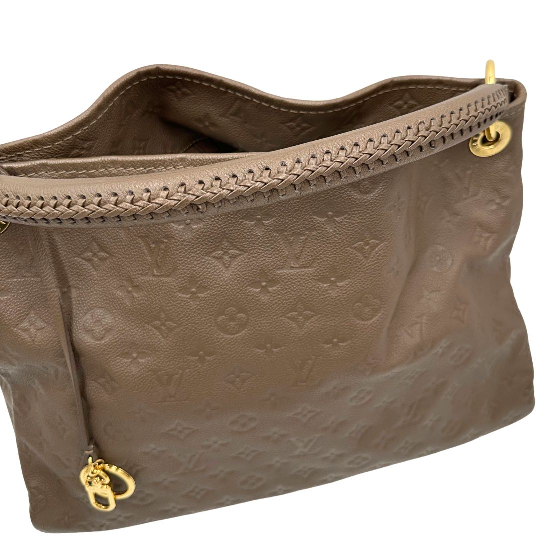 Manico di una borsa Artsy Louis Vuitton nella versione MM in una calda tonalità color nocciola, corredata, usata, originale, second hand, in ottime condizioni.