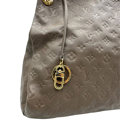 Charm di una borsa Artsy Louis Vuitton nella versione MM in una calda tonalità color nocciola, corredata, usata, originale, second hand, in ottime condizioni.