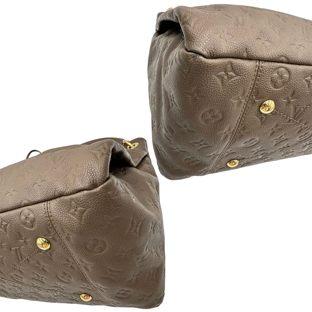 Angoli di una borsa Artsy Louis Vuitton nella versione MM in una calda tonalità color nocciola, corredata, usata, originale, second hand, in ottime condizioni.