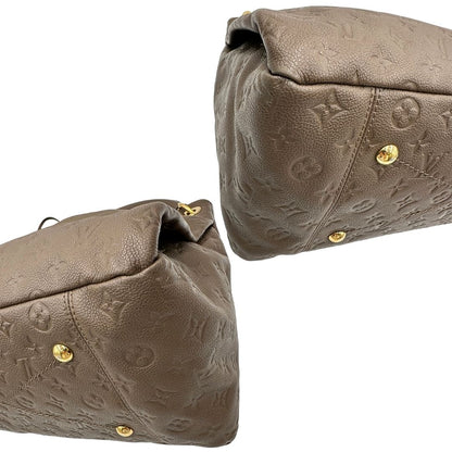 Angoli di una borsa Artsy Louis Vuitton nella versione MM in una calda tonalità color nocciola, corredata, usata, originale, second hand, in ottime condizioni.