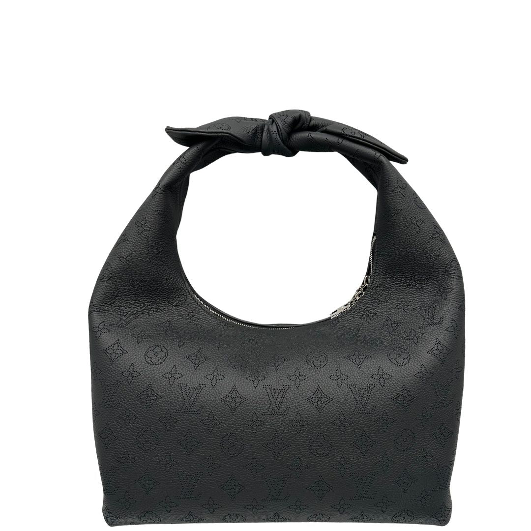 Retro di una borsa hobo LV Mahina Why Knot nera in monogram mahina, con iconico maxi fiocco sulla parte superiore, usata, originale, second hand, in condizioni eccellenti.