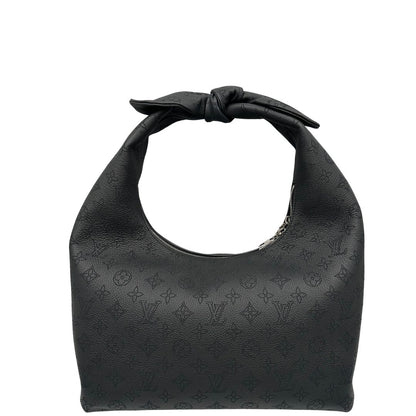 Retro di una borsa hobo LV Mahina Why Knot nera in monogram mahina, con iconico maxi fiocco sulla parte superiore, usata, originale, second hand, in condizioni eccellenti.