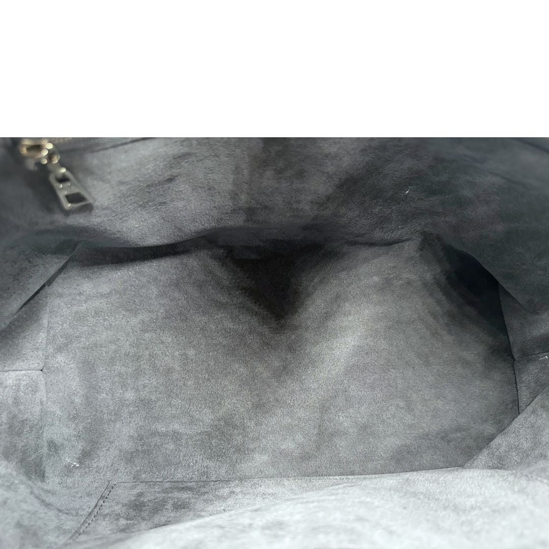 Interno di una borsa hobo LV Mahina Why Knot nera in monogram mahina, con iconico maxi fiocco sulla parte superiore, usata, originale, second hand, in condizioni eccellenti.