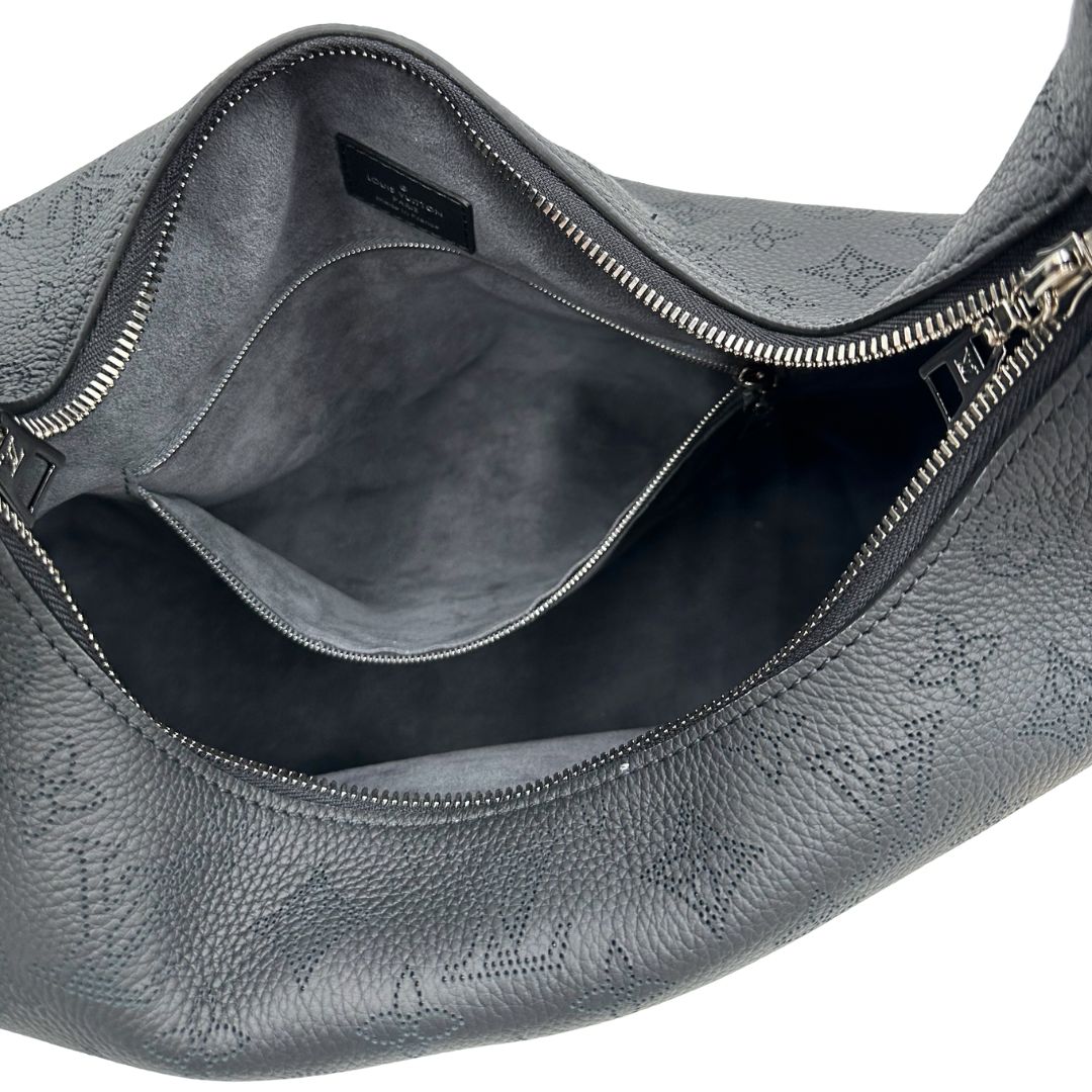 Interno di una borsa hobo LV Mahina Why Knot nera in monogram mahina, con iconico maxi fiocco sulla parte superiore, usata, originale, second hand, in condizioni eccellenti.