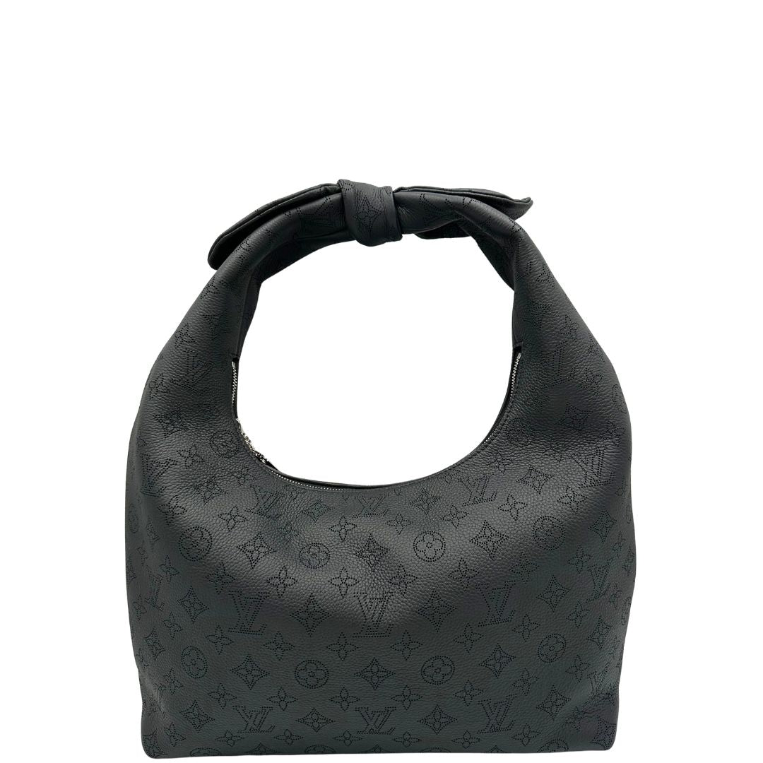 Front di una borsa hobo LV Mahina Why Knot nera in monogram mahina, con iconico maxi fiocco sulla parte superiore, usata, originale, second hand, in condizioni eccellenti.