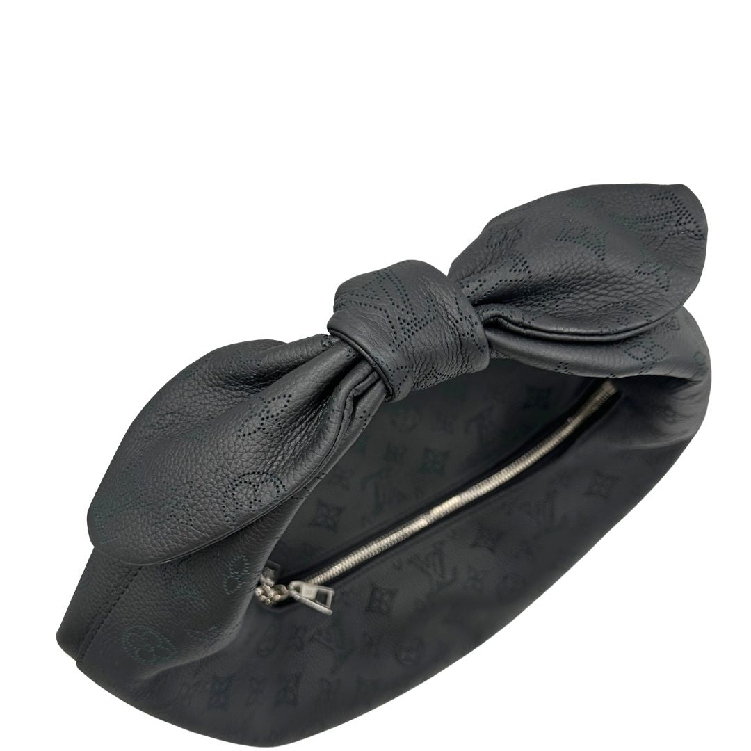 Fiocco di una borsa hobo LV Mahina Why Knot nera in monogram mahina, con iconico maxi fiocco sulla parte superiore, usata, originale, second hand, in condizioni eccellenti.