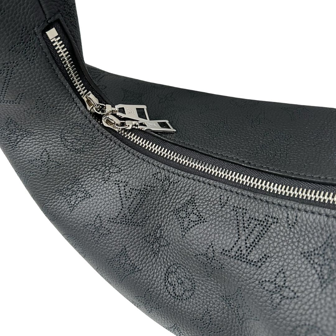 Cerniera di una borsa hobo LV Mahina Why Knot nera in monogram mahina, con iconico maxi fiocco sulla parte superiore, usata, originale, second hand, in condizioni eccellenti.
