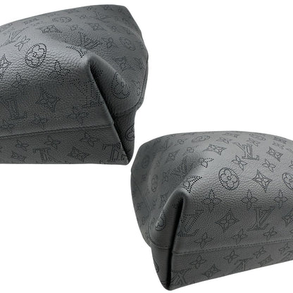 Angoli di una borsa hobo LV Mahina Why Knot nera in monogram mahina, con iconico maxi fiocco sulla parte superiore, usata, originale, second hand, in condizioni eccellenti. 