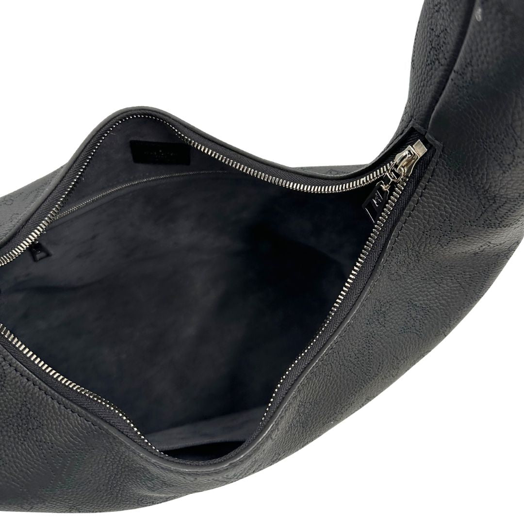 Interno di una borsa hobo LV Mahina Why Knot nera in monogram mahina, con iconico maxi fiocco sulla parte superiore, usata, originale, second hand, in condizioni eccellenti.