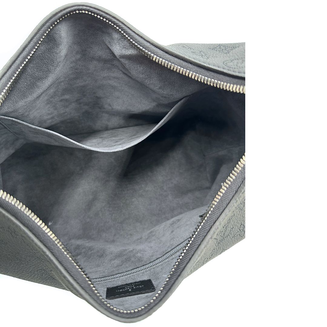 Interno di una borsa hobo LV Mahina Why Knot nera in monogram mahina, con iconico maxi fiocco sulla parte superiore, usata, originale, second hand, in condizioni eccellenti.