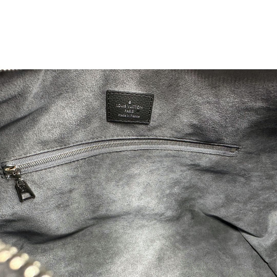 Interno di una borsa hobo LV Mahina Why Knot nera in monogram mahina, con iconico maxi fiocco sulla parte superiore, usata, originale, second hand, in condizioni eccellenti.