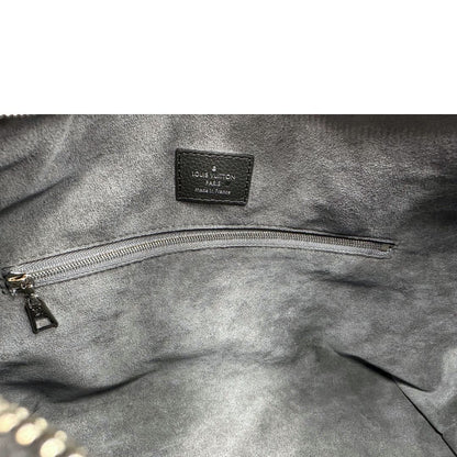 Interno di una borsa hobo LV Mahina Why Knot nera in monogram mahina, con iconico maxi fiocco sulla parte superiore, usata, originale, second hand, in condizioni eccellenti.