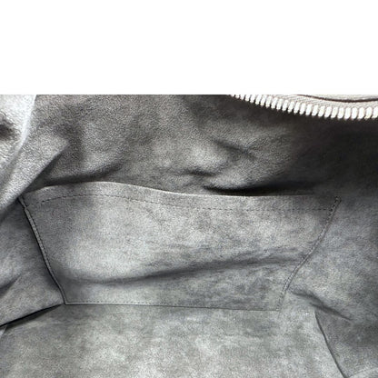 Interno di una borsa hobo LV Mahina Why Knot nera in monogram mahina, con iconico maxi fiocco sulla parte superiore, usata, originale, second hand, in condizioni eccellenti.