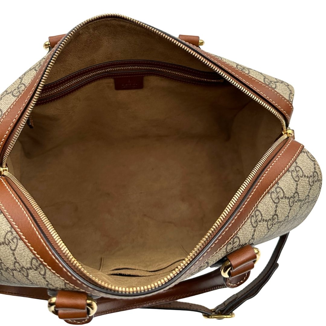 Interno di un bauletto Gucci GG in canvas beige, con parti in pelle marroni, usato, originale, second hand, in ottime condizioni.