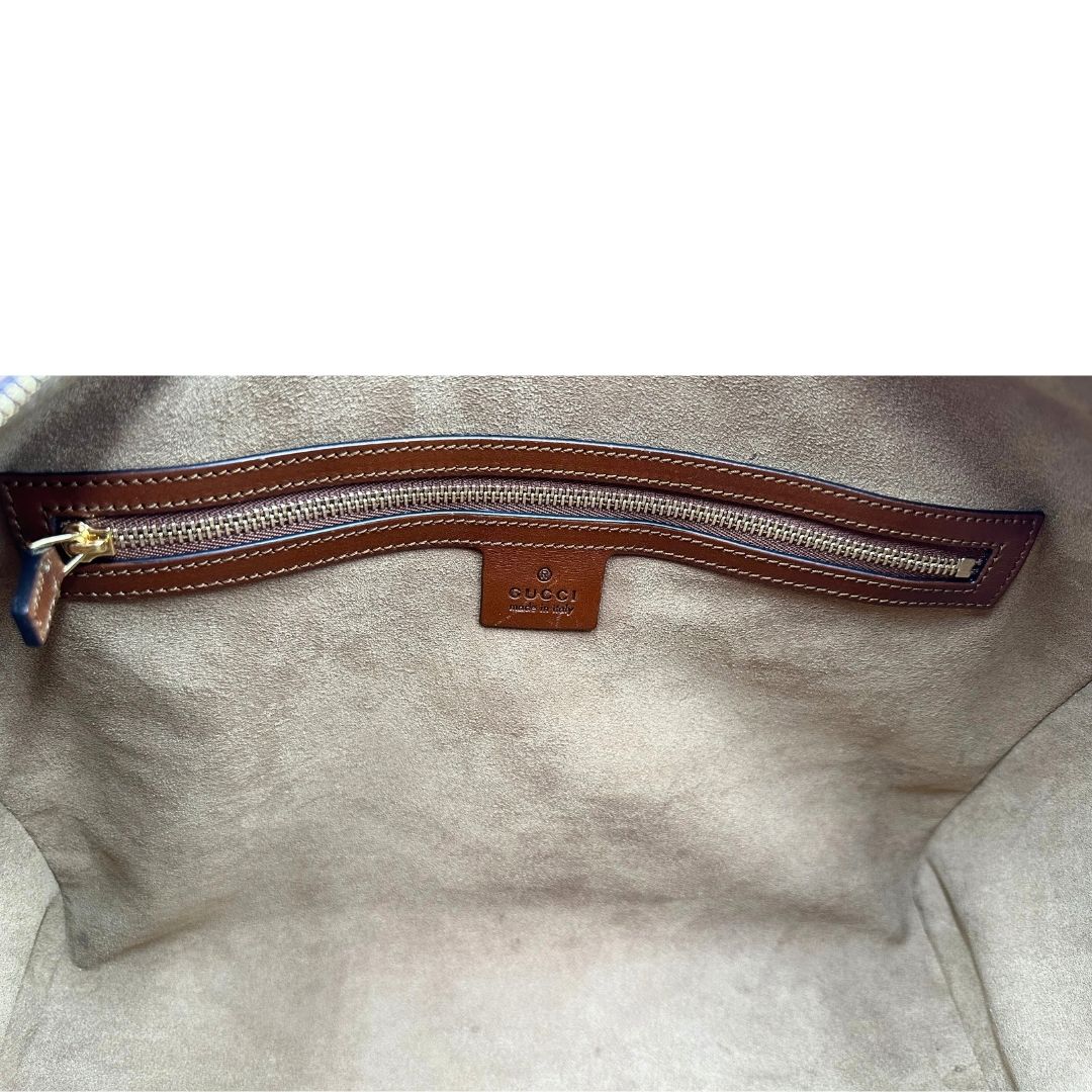 Interno di un bauletto Gucci GG in canvas beige, con parti in pelle marroni, usato, originale, second hand, in ottime condizioni.