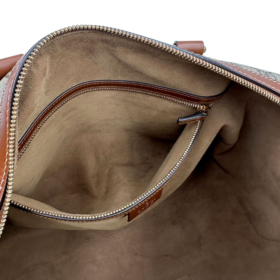 Interno di un bauletto Gucci GG in canvas beige, con parti in pelle marroni, usato, originale, second hand, in ottime condizioni.