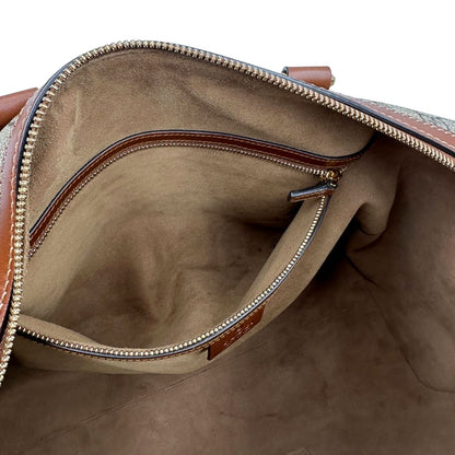 Interno di un bauletto Gucci GG in canvas beige, con parti in pelle marroni, usato, originale, second hand, in ottime condizioni.