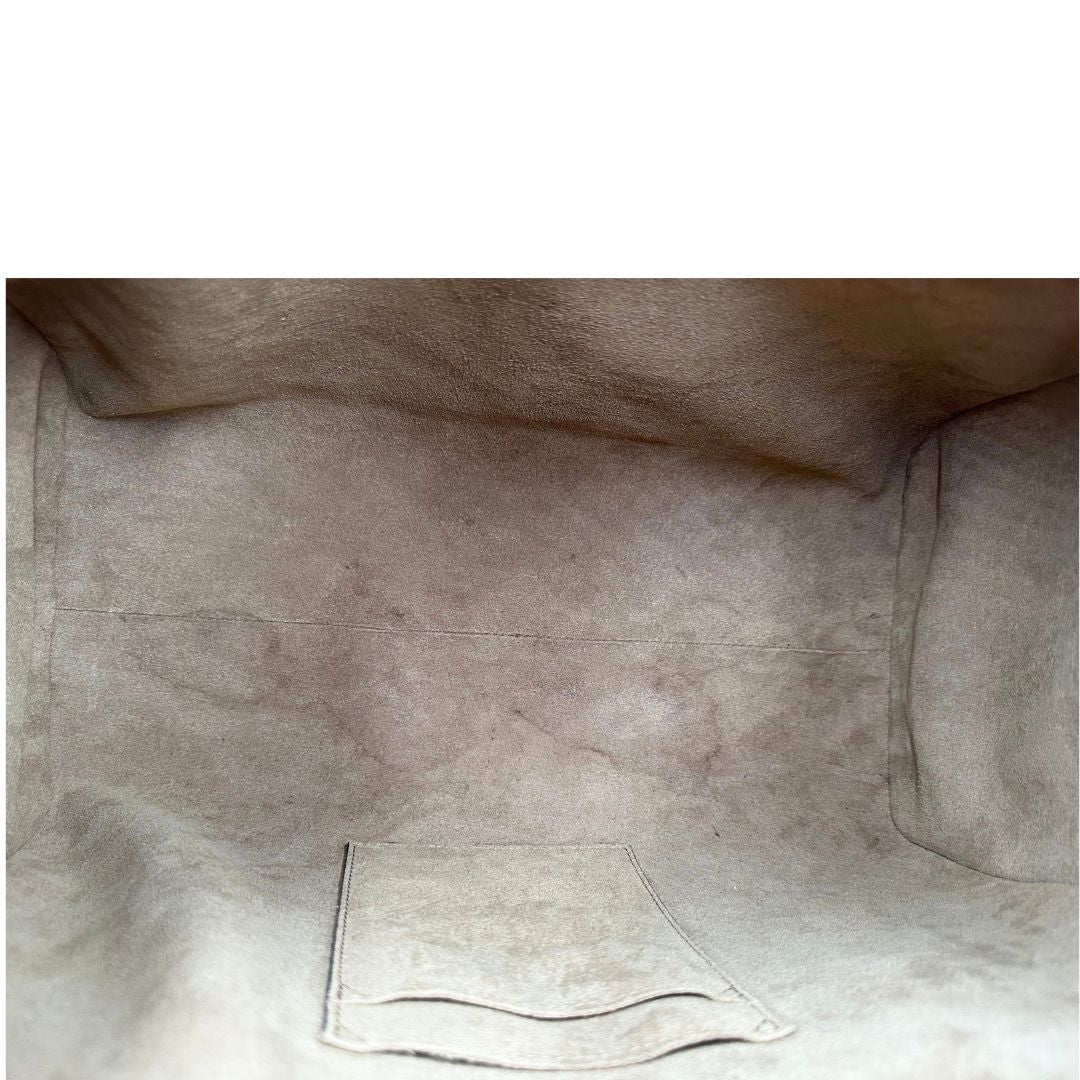 Interno di un bauletto Gucci GG in canvas beige, con parti in pelle marroni, usato, originale, second hand, in ottime condizioni.