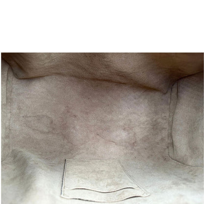 Interno di un bauletto Gucci GG in canvas beige, con parti in pelle marroni, usato, originale, second hand, in ottime condizioni.