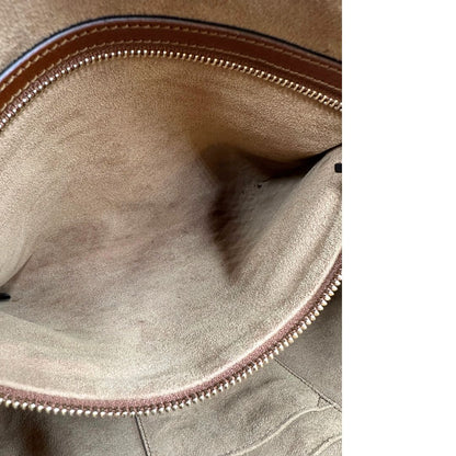 Interno di un bauletto Gucci GG in canvas beige, con parti in pelle marroni, usato, originale, second hand, in ottime condizioni.