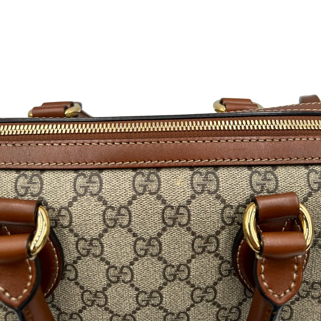 Difetto sul canvas di un bauletto Gucci GG in canvas beige, con parti in pelle marroni, usato, originale, second hand, in ottime condizioni.