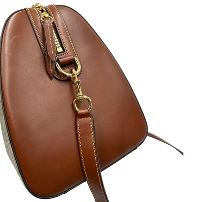 Vista laterale di un bauletto Gucci GG in canvas beige, con parti in pelle marroni, usato, originale, second hand, in ottime condizioni.