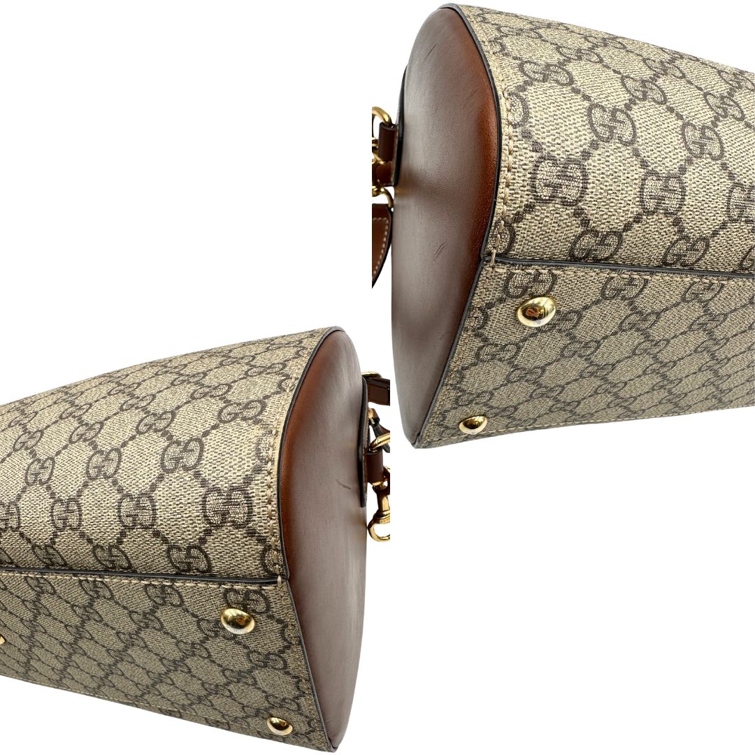 Angoli di un bauletto Gucci GG in canvas beige, con parti in pelle marroni, usato, originale, second hand, in ottime condizioni.