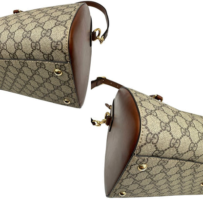 Angoli di un bauletto Gucci GG in canvas beige, con parti in pelle marroni, usato, originale, second hand, in ottime condizioni.