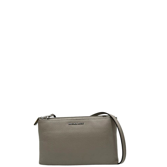 Front, Tracolla MK versatile in pelle martellata grigio chiaro caratterizzata da una struttura funzionale a più scomparti con hardware argentato.