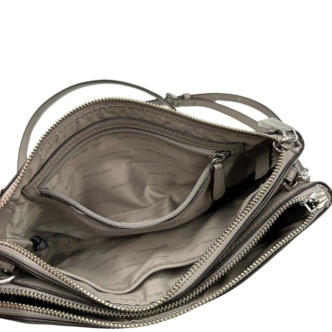 Interno tasca, Tracolla MK versatile in pelle martellata grigio chiaro caratterizzata da una struttura funzionale a più scomparti con hardware argentato.