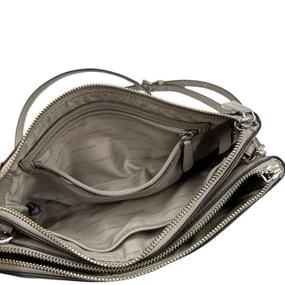 Interno tasca, Tracolla MK versatile in pelle martellata grigio chiaro caratterizzata da una struttura funzionale a più scomparti con hardware argentato.
