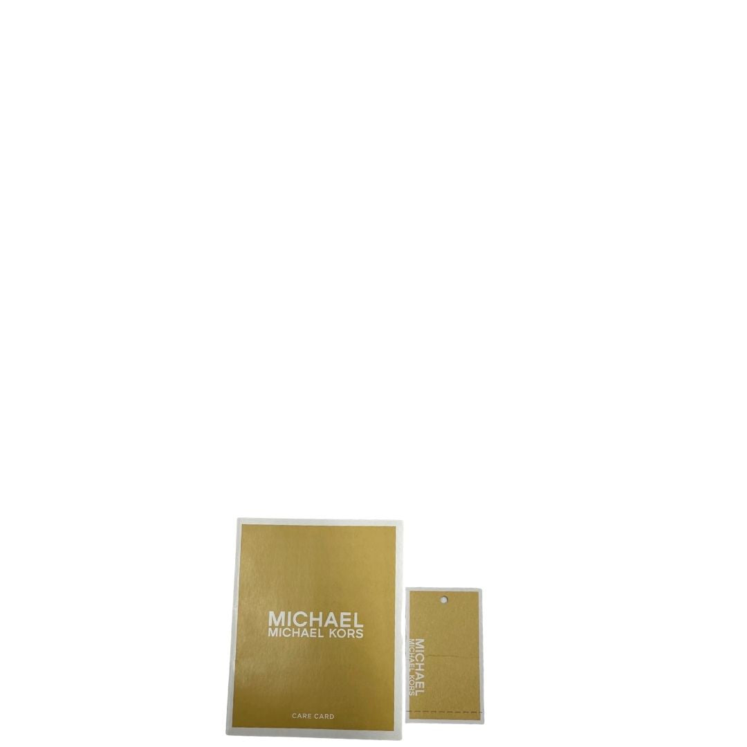 Cartellini, Tracolla MK versatile in pelle martellata grigio chiaro caratterizzata da una struttura funzionale a più scomparti con hardware argentato.