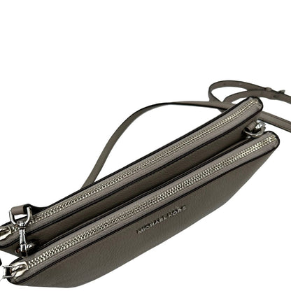 Chiusura, Tracolla MK versatile in pelle martellata grigio chiaro caratterizzata da una struttura funzionale a più scomparti con hardware argentato.
