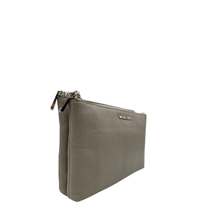 Lato destro, Tracolla MK versatile in pelle martellata grigio chiaro caratterizzata da una struttura funzionale a più scomparti con hardware argentato.