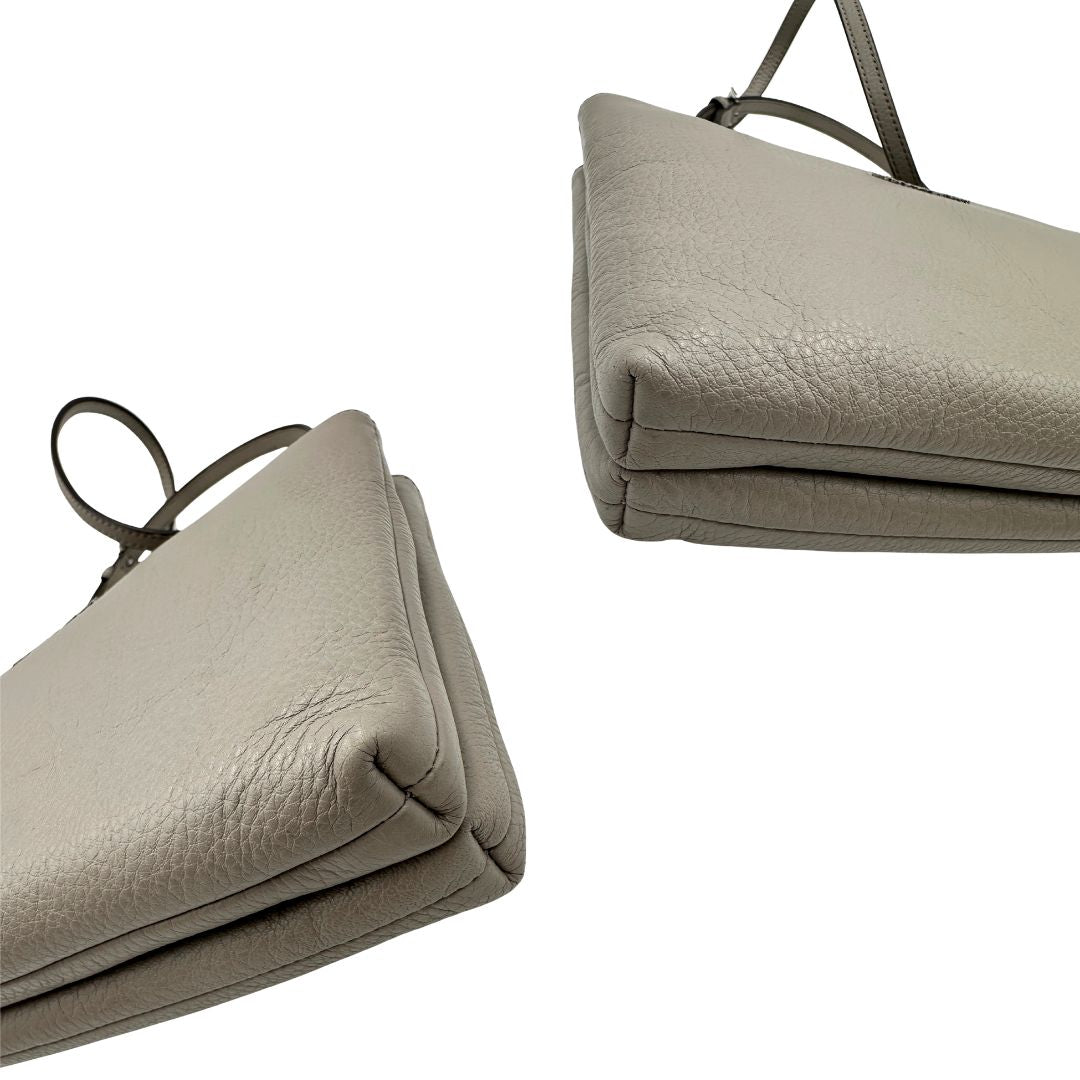 Angoli, Tracolla MK versatile in pelle martellata grigio chiaro caratterizzata da una struttura funzionale a più scomparti con hardware argentato.