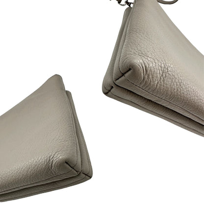 Angoli, Tracolla MK versatile in pelle martellata grigio chiaro caratterizzata da una struttura funzionale a più scomparti con hardware argentato.