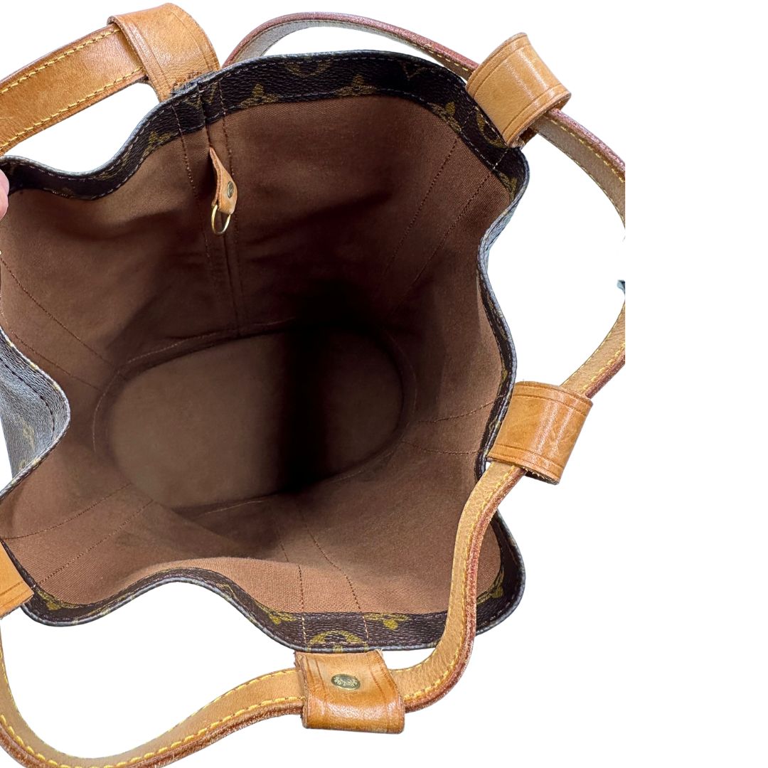 Interno, Zaino Louis Vuitton realizzato in tela Monogram con hardware dorato, caratterizzato da una chiusura a coulisse. Indossabile a spalla.