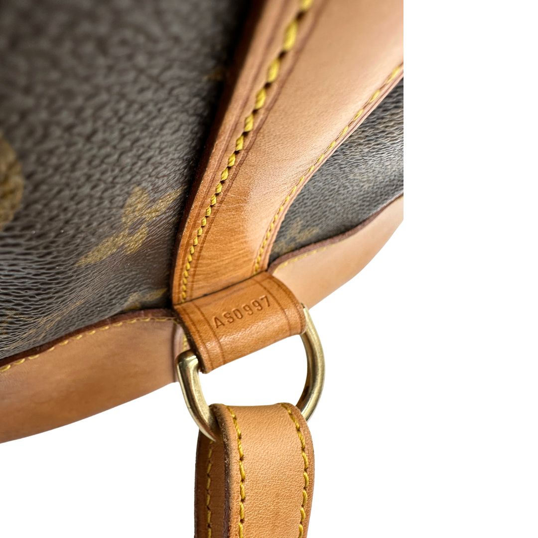 Codice, Zaino Louis Vuitton realizzato in tela Monogram con hardware dorato, caratterizzato da una chiusura a coulisse. Indossabile a spalla.