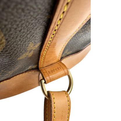Codice, Zaino Louis Vuitton realizzato in tela Monogram con hardware dorato, caratterizzato da una chiusura a coulisse. Indossabile a spalla.