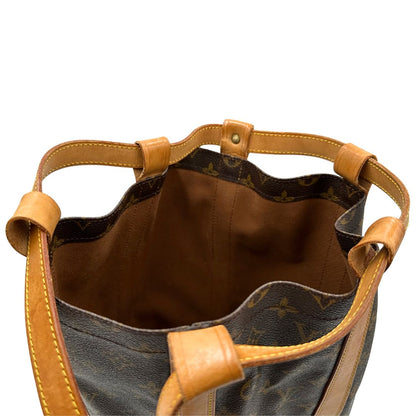 Chiusura, Zaino Louis Vuitton realizzato in tela Monogram con hardware dorato, caratterizzato da una chiusura a coulisse. Indossabile a spalla.