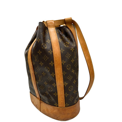 Lato sinistro, Zaino Louis Vuitton realizzato in tela Monogram con hardware dorato, caratterizzato da una chiusura a coulisse. Indossabile a spalla.